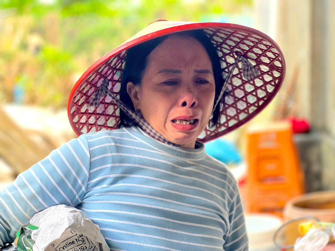 Người dân làng nghề bánh tráng bật khóc sau trận lũ lịch sử: “Không còn gì ngoài bùn và nước”- Ảnh 12.