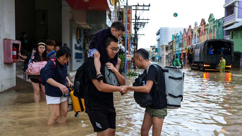 Thảm cảnh lũ lụt tại Th&aacute;i Lan: Nước d&acirc;ng tận m&aacute;i nh&agrave;, h&agrave;ng ng&agrave;n du kh&aacute;ch mắc kẹt, ch&iacute;nh quyền tuy&ecirc;n bố v&ugrave;ng thảm họa- Ảnh 7.
