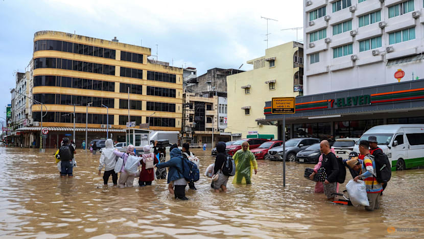 Thảm cảnh lũ lụt tại Th&aacute;i Lan: Nước d&acirc;ng tận m&aacute;i nh&agrave;, h&agrave;ng ng&agrave;n du kh&aacute;ch mắc kẹt, ch&iacute;nh quyền tuy&ecirc;n bố v&ugrave;ng thảm họa- Ảnh 6.