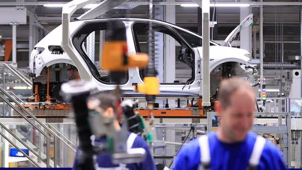 86.000 lao động bị sa thải trong 5 năm: Ngành phụ tùng xe hơi Châu Âu đối mặt khủng hoảng 'kiểu Darwin', làn sóng cắt giảm vượt xa thời đại dịch- Ảnh 3.