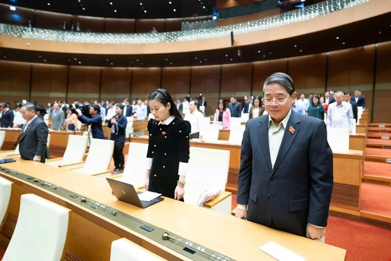 Quốc hội mặc niệm người tử vong do thiên tai và kêu gọi ủng hộ đồng bào vùng lũ- Ảnh 1.