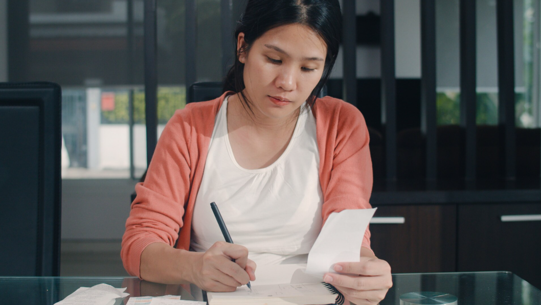 Mỗi th&aacute;ng kiếm được 40 triệu m&agrave; vẫn &acirc;m tiền, mẹ gi&agrave; bất lực nh&igrave;n con d&acirc;u thắt chặt từng đồng c&ograve;n con trai lại ti&ecirc;u như nước- Ảnh 2.