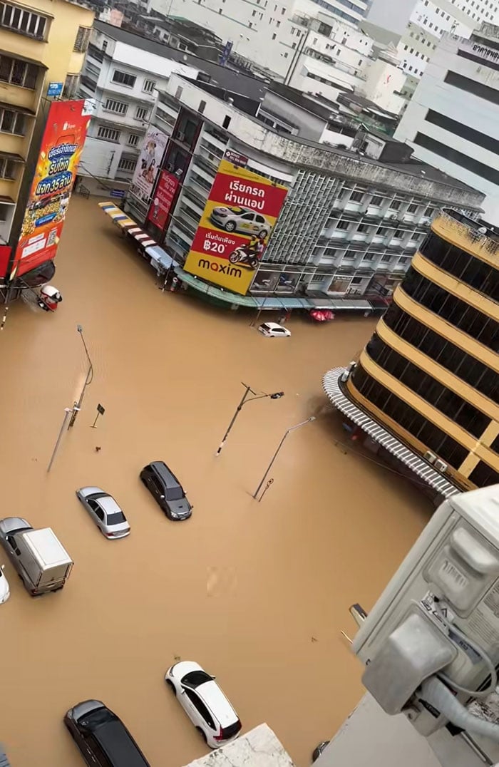 Thảm cảnh lũ lụt tại Th&aacute;i Lan: Nước d&acirc;ng tận m&aacute;i nh&agrave;, h&agrave;ng ng&agrave;n du kh&aacute;ch mắc kẹt, ch&iacute;nh quyền tuy&ecirc;n bố v&ugrave;ng thảm họa- Ảnh 4.