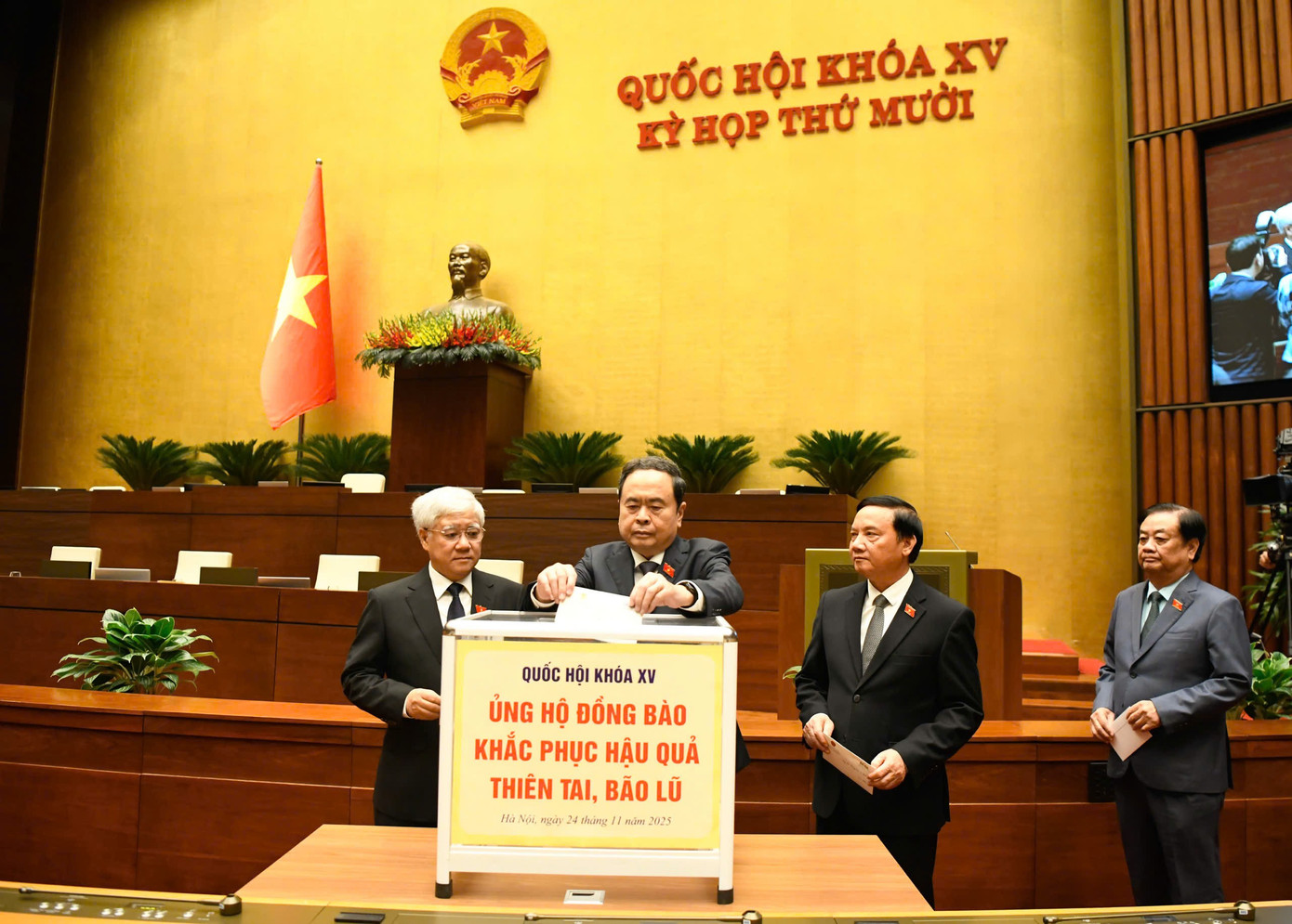 Bão lũ, thiên tai sẽ qua đi, nhưng tình đồng chí, nghĩa đồng bào mãi còn ở lại- Ảnh 2.