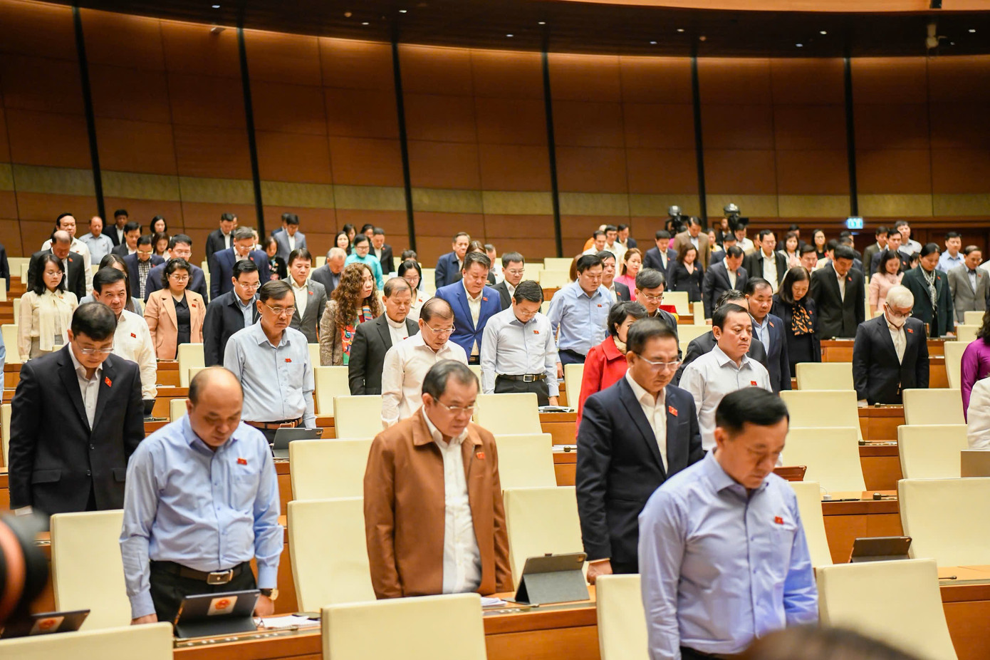 Bão lũ, thiên tai sẽ qua đi, nhưng tình đồng chí, nghĩa đồng bào mãi còn ở lại- Ảnh 1.