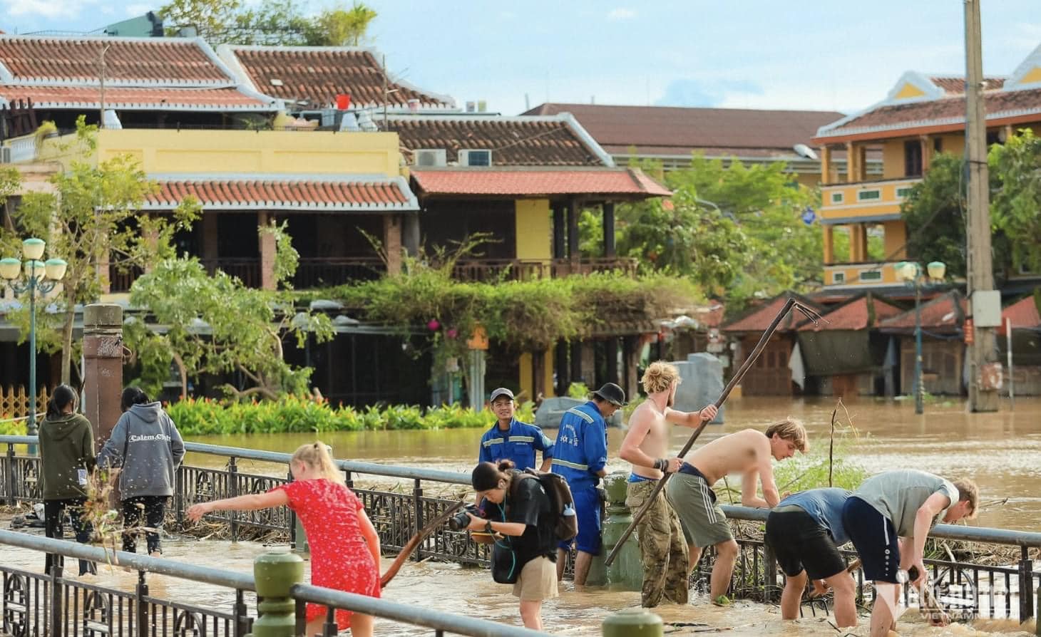 Những lần khách Tây "đi tour" dọn dẹp đặc biệt khi du lịch Việt Nam: Đều có 1 đặc điểm chung- Ảnh 6.