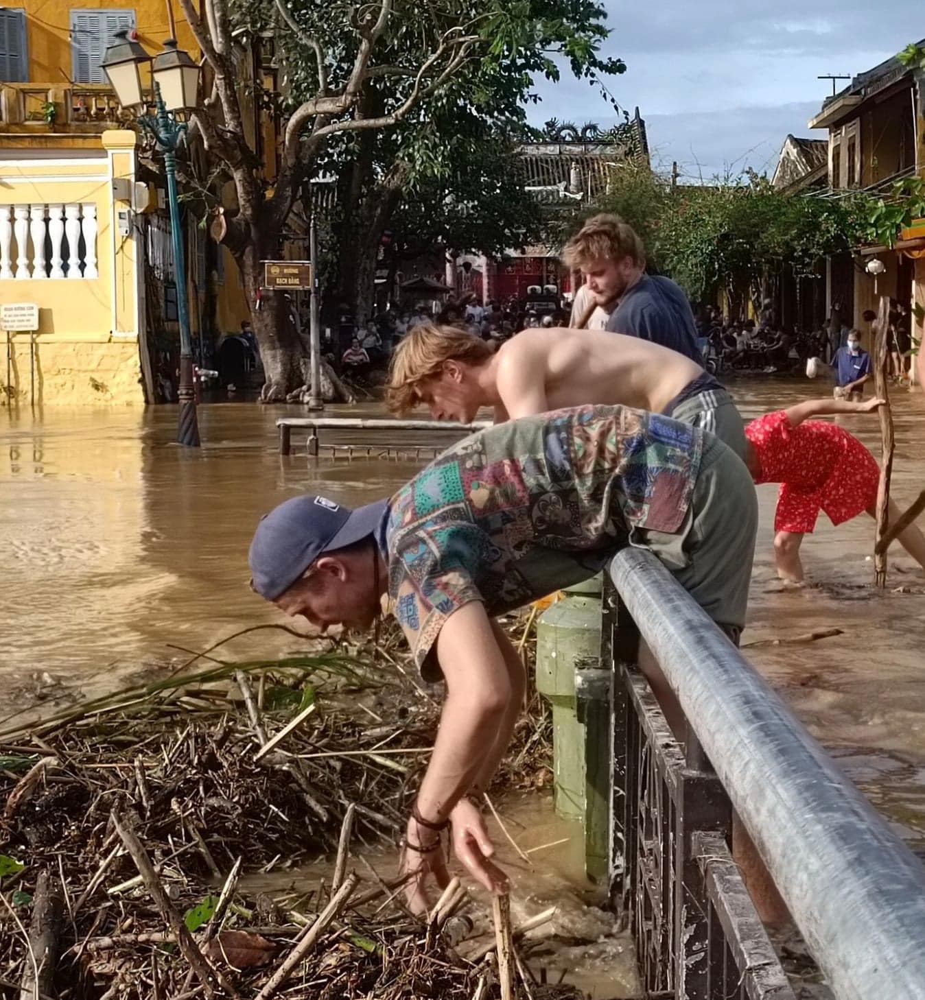 Những lần khách Tây "đi tour" dọn dẹp đặc biệt khi du lịch Việt Nam: Đều có 1 đặc điểm chung- Ảnh 7.