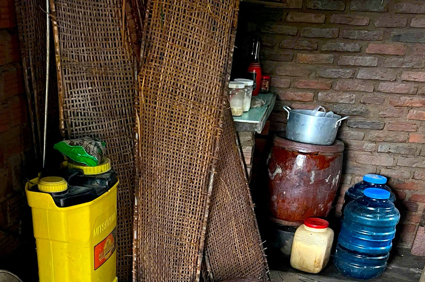 Người dân làng nghề bánh tráng bật khóc sau trận lũ lịch sử: “Không còn gì ngoài bùn và nước”- Ảnh 15.