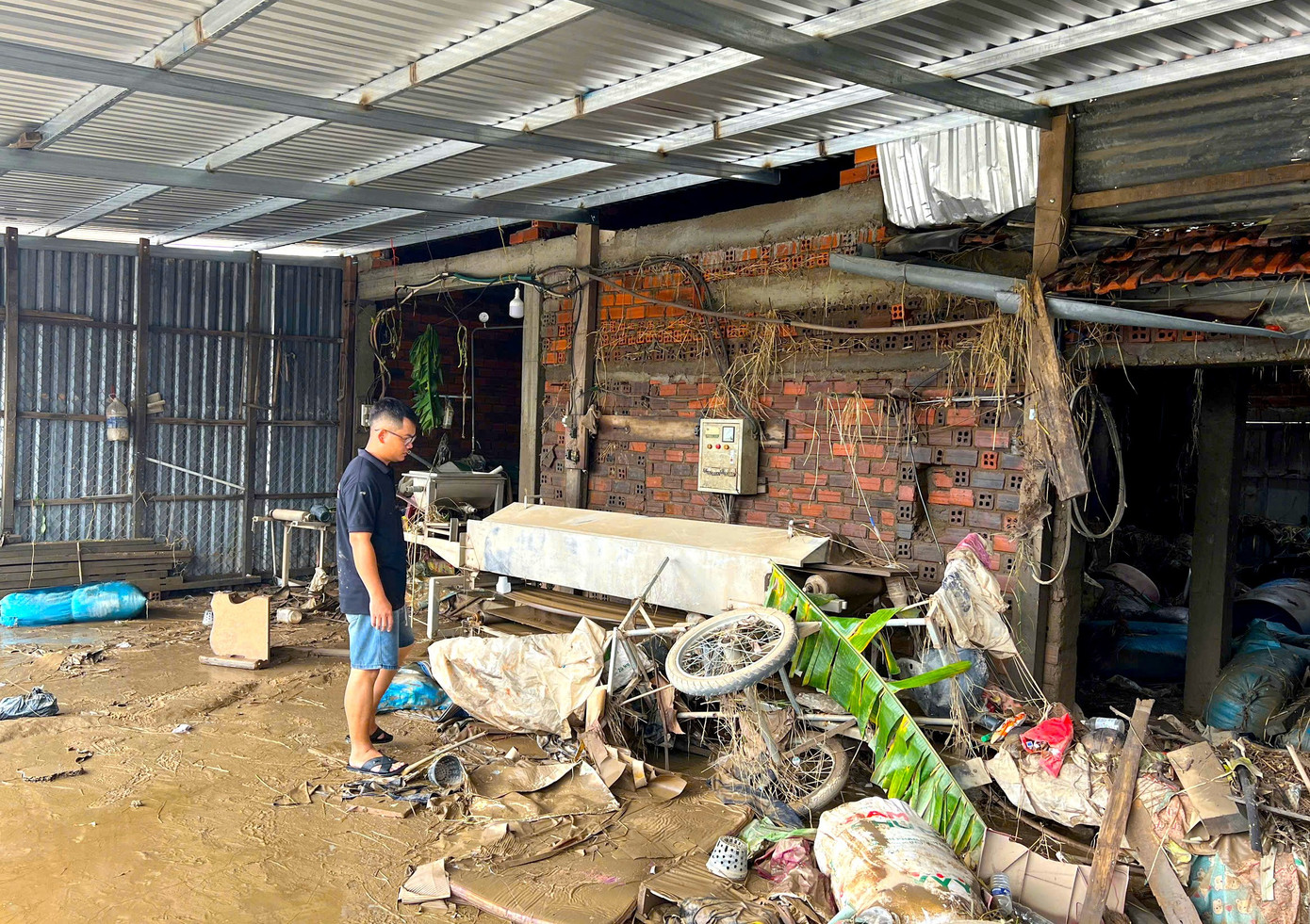 Người dân làng nghề bánh tráng bật khóc sau trận lũ lịch sử: 'Không còn gì ngoài bùn và nước'- Ảnh 1.