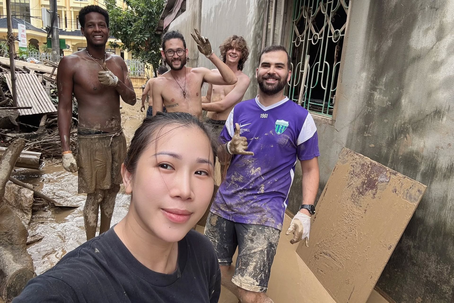 Những lần khách Tây "đi tour" dọn dẹp đặc biệt khi du lịch Việt Nam: Đều có 1 đặc điểm chung- Ảnh 4.