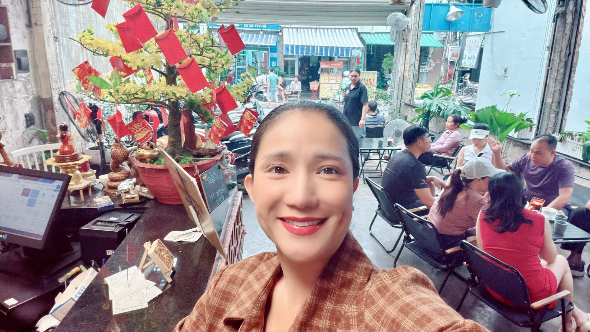 Mẹ đơn thân là NSƯT, có nhà mặt tiền vừa ở, vừa làm quán cafe ở đường 8 TP.HCM, U50 "hừng hực lửa yêu"- Ảnh 4.