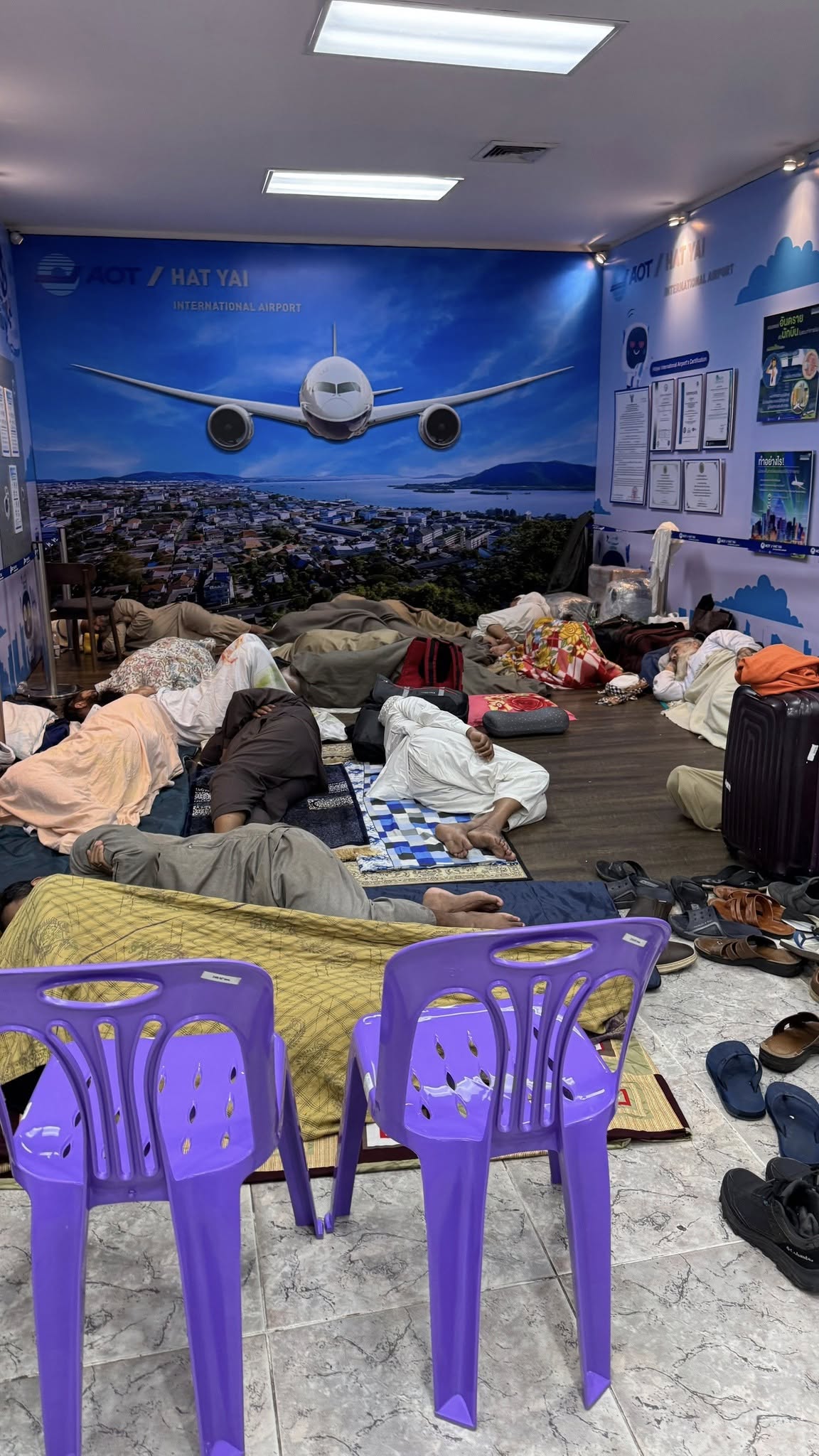 Thảm cảnh lũ lụt tại Th&aacute;i Lan: Nước d&acirc;ng tận m&aacute;i nh&agrave;, h&agrave;ng ng&agrave;n du kh&aacute;ch mắc kẹt, ch&iacute;nh quyền tuy&ecirc;n bố v&ugrave;ng thảm họa- Ảnh 8.