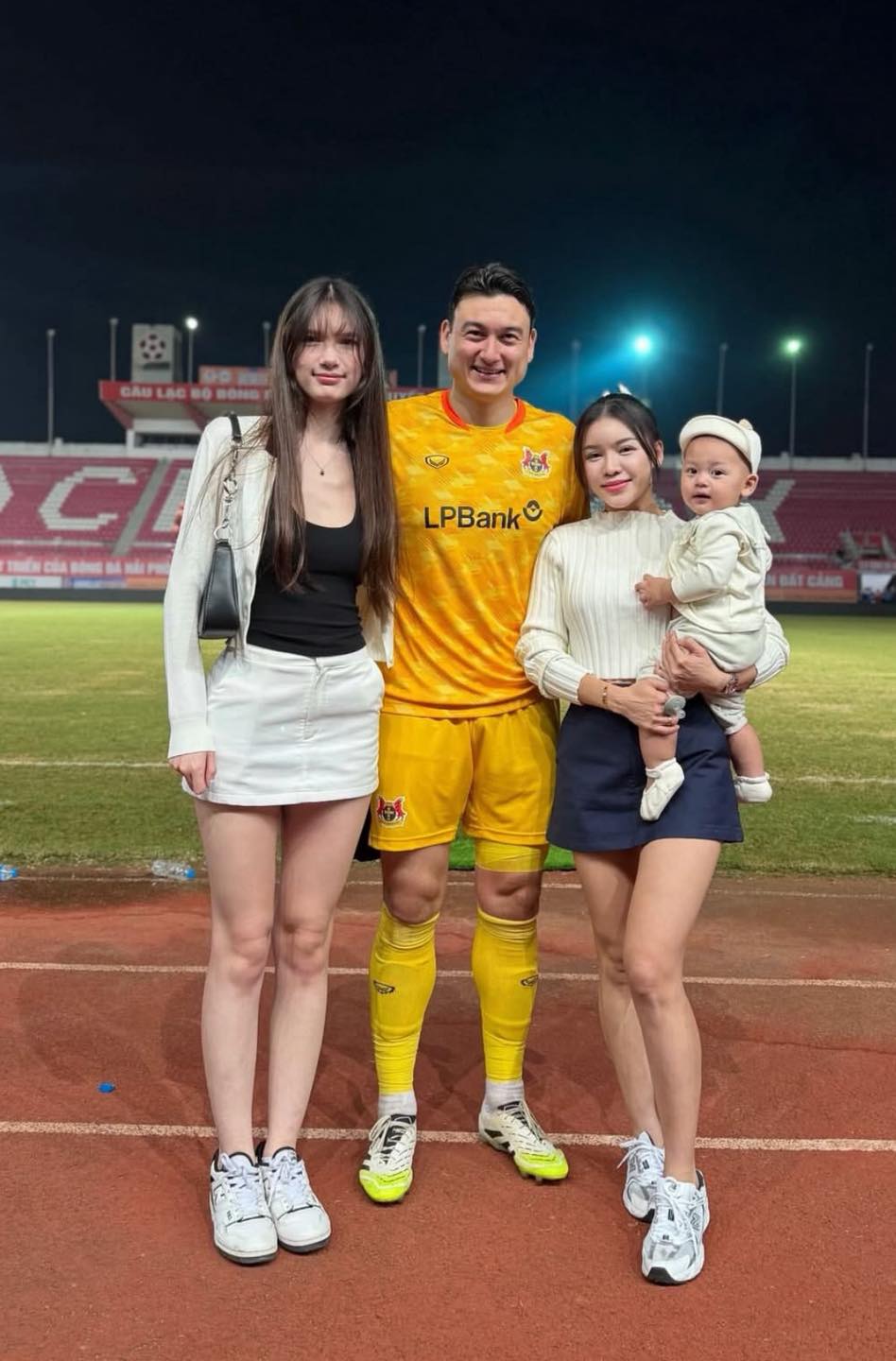 Bức ảnh khiến cả cõi mạng xôn xao của em gái Văn Lâm- Ảnh 1.