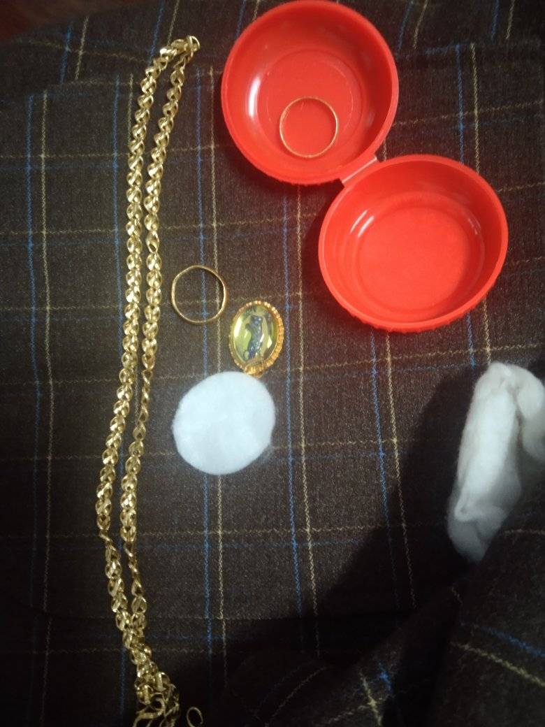 T&igrave;m lại chủ nh&acirc;n cho số v&agrave;ng để qu&ecirc;n trong t&uacute;i &aacute;o ủng hộ b&agrave; con lũ lụt- Ảnh 2.