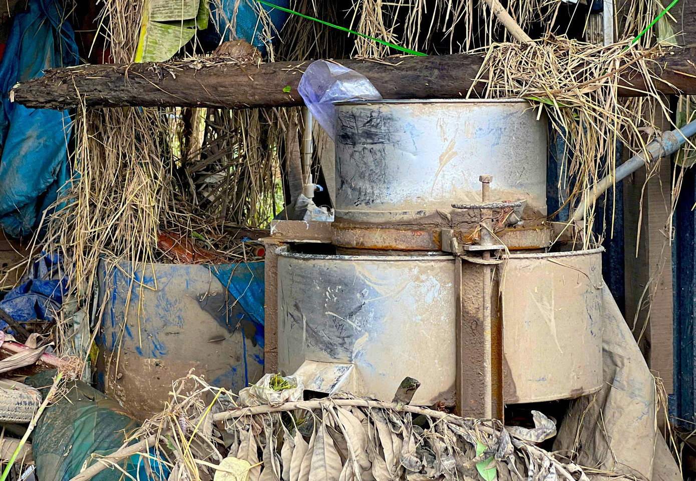 Người dân làng nghề bánh tráng bật khóc sau trận lũ lịch sử: 'Không còn gì ngoài bùn và nước'- Ảnh 2.