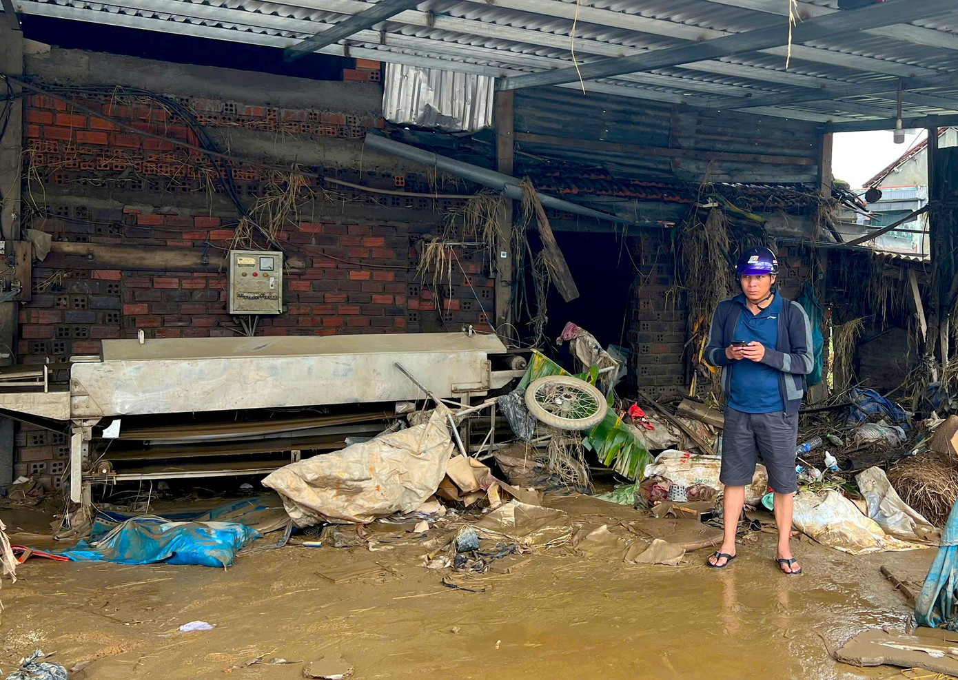 Người dân làng nghề bánh tráng bật khóc sau trận lũ lịch sử: 'Không còn gì ngoài bùn và nước'- Ảnh 3.
