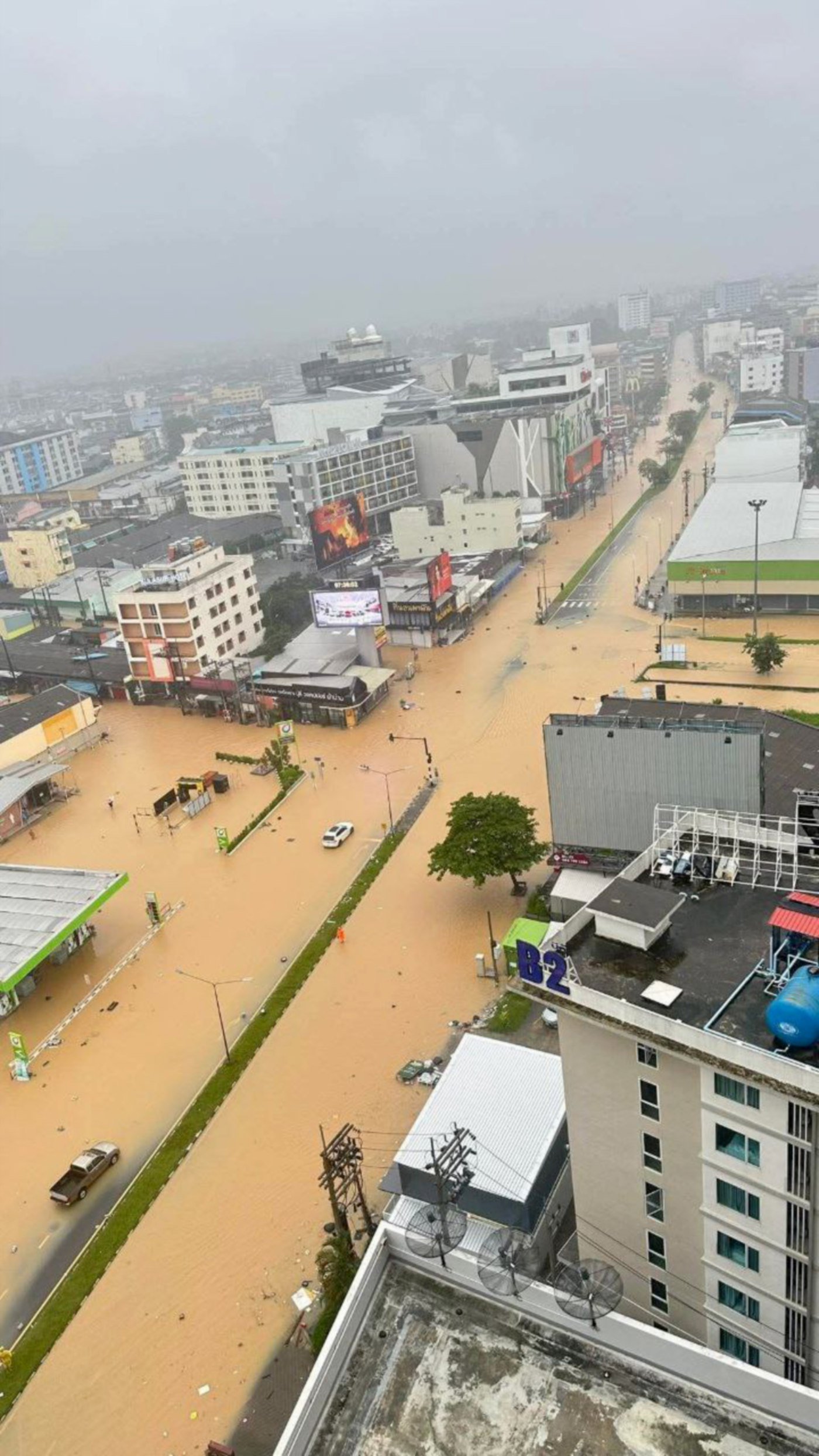 Thảm cảnh lũ lụt tại Th&aacute;i Lan: Nước d&acirc;ng tận m&aacute;i nh&agrave;, h&agrave;ng ng&agrave;n du kh&aacute;ch mắc kẹt, ch&iacute;nh quyền tuy&ecirc;n bố v&ugrave;ng thảm họa- Ảnh 1.