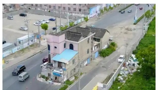 Chủ căn nhà 300 m² không chịu di dời dù được bồi thường hơn 10 tỷ đồng và 4 căn nhà, tuyên bố: “Không nhận được 371 tỷ và 6 căn nhà thì không đi!”- Ảnh 2.