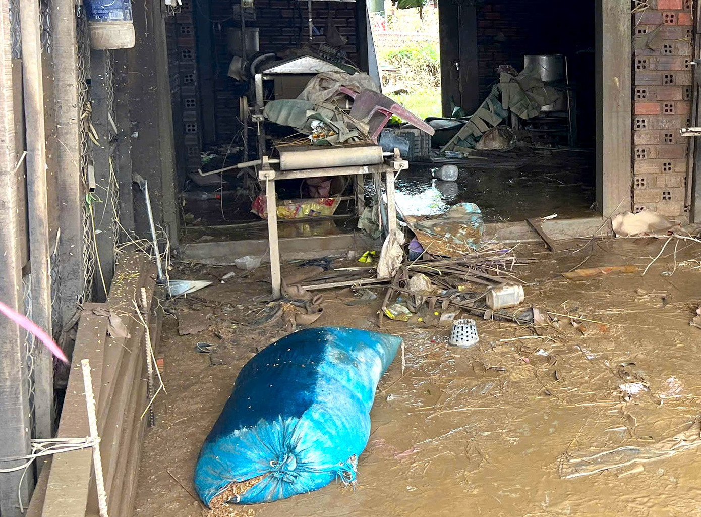 Người dân làng nghề bánh tráng bật khóc sau trận lũ lịch sử: “Không còn gì ngoài bùn và nước”- Ảnh 4.