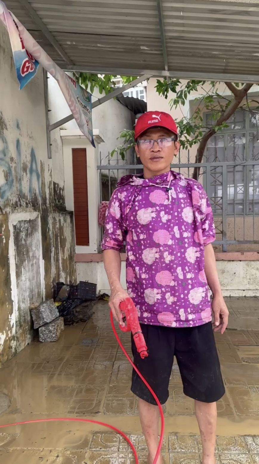 2 ngày 1 đêm “sinh tồn” trên trần nhà của người đàn ông Khánh Hoà- Ảnh 1. 2 ngày 1 đêm “sinh tồn” trên trần nhà của người đàn ông Khánh Hoà- Ảnh 1.