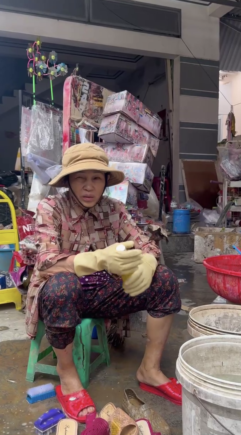 2 ngày 1 đêm “sinh tồn” trên trần nhà của người đàn ông Khánh Hoà- Ảnh 5. 2 ngày 1 đêm “sinh tồn” trên trần nhà của người đàn ông Khánh Hoà- Ảnh 5.