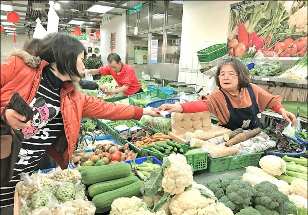 Mẹ Hà Nội chia sẻ: Giá rau tăng 40% làm tôi tá hoả nhưng lại học được 5 mẹo đi chợ tiết kiệm hơn- Ảnh 1.
