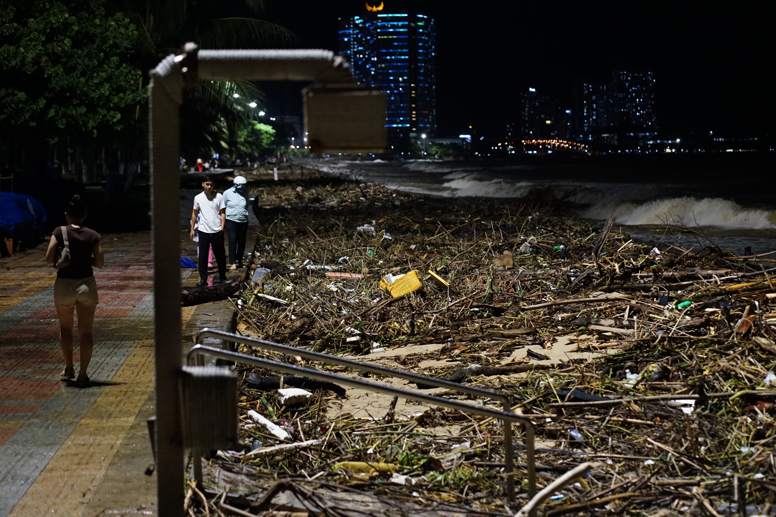 Cảnh tượng không thể tin nổi dọc bãi biển đẹp nhất Nha Trang- Ảnh 1. Cảnh tượng không thể tin nổi dọc bãi biển đẹp nhất Nha Trang- Ảnh 1.