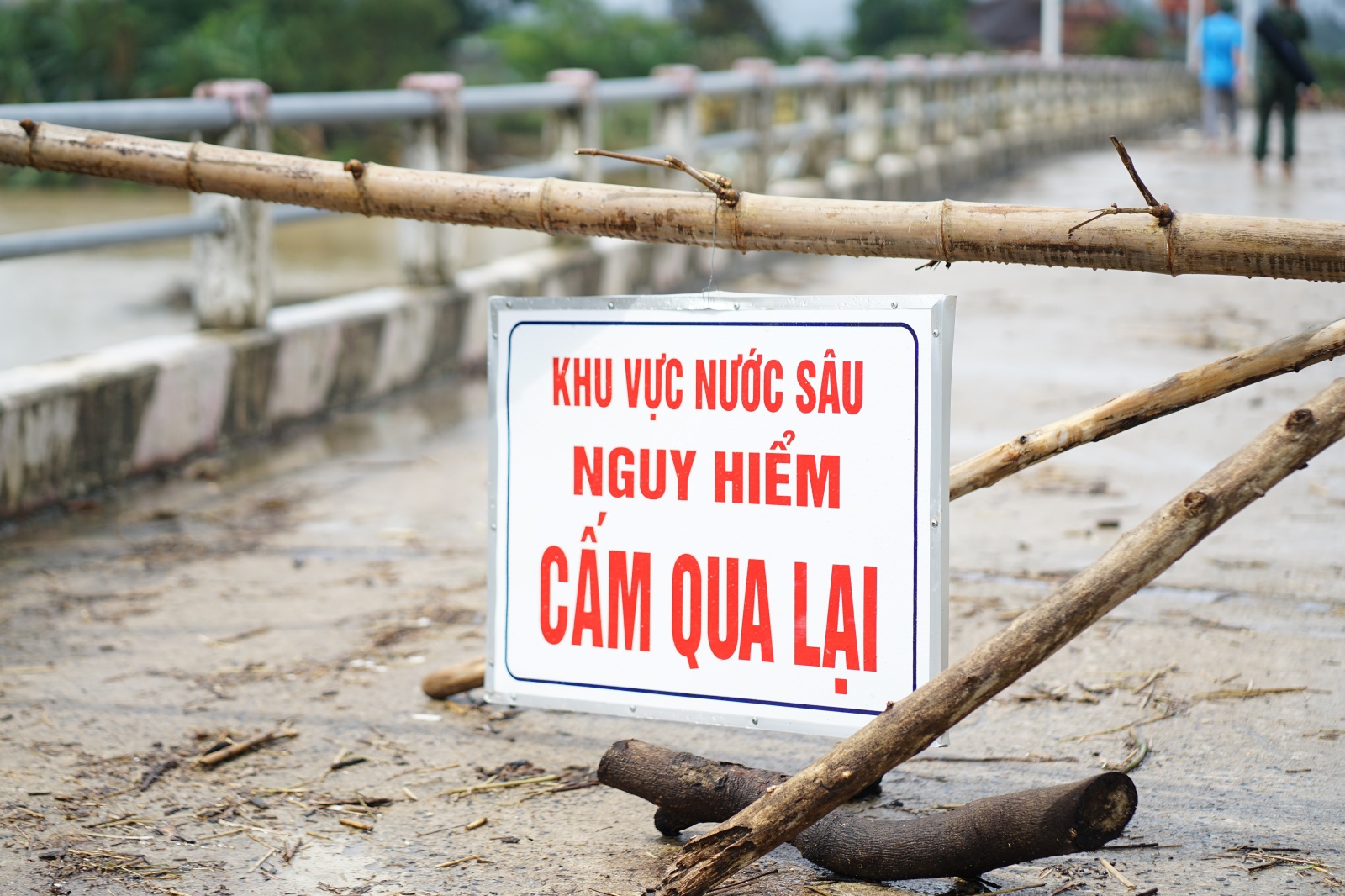 Tang thuơng cảnh 3 anh em mồ côi vì tin đồn vỡ đập: "Em đã khóc cạn nước mắt trên đường chạy xe về"- Ảnh 2.