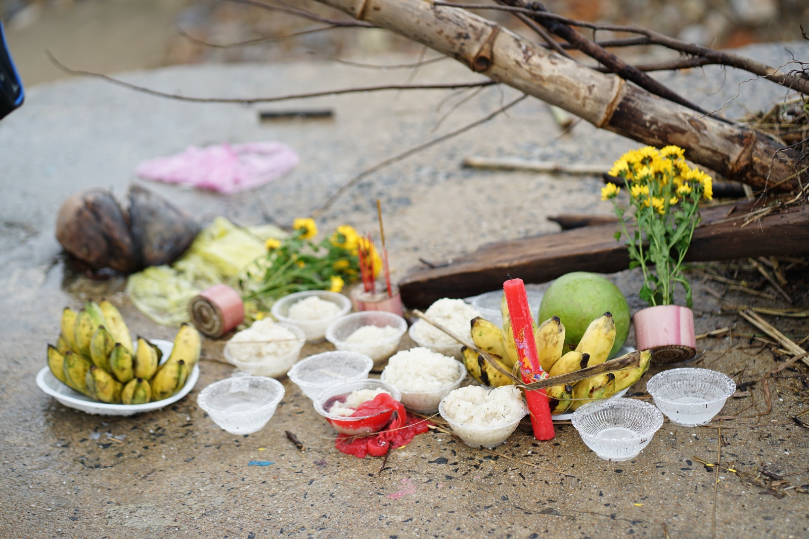 Tang thuơng cảnh 3 anh em mồ côi vì tin đồn vỡ đập: "Em đã khóc cạn nước mắt trên đường chạy xe về"- Ảnh 3.