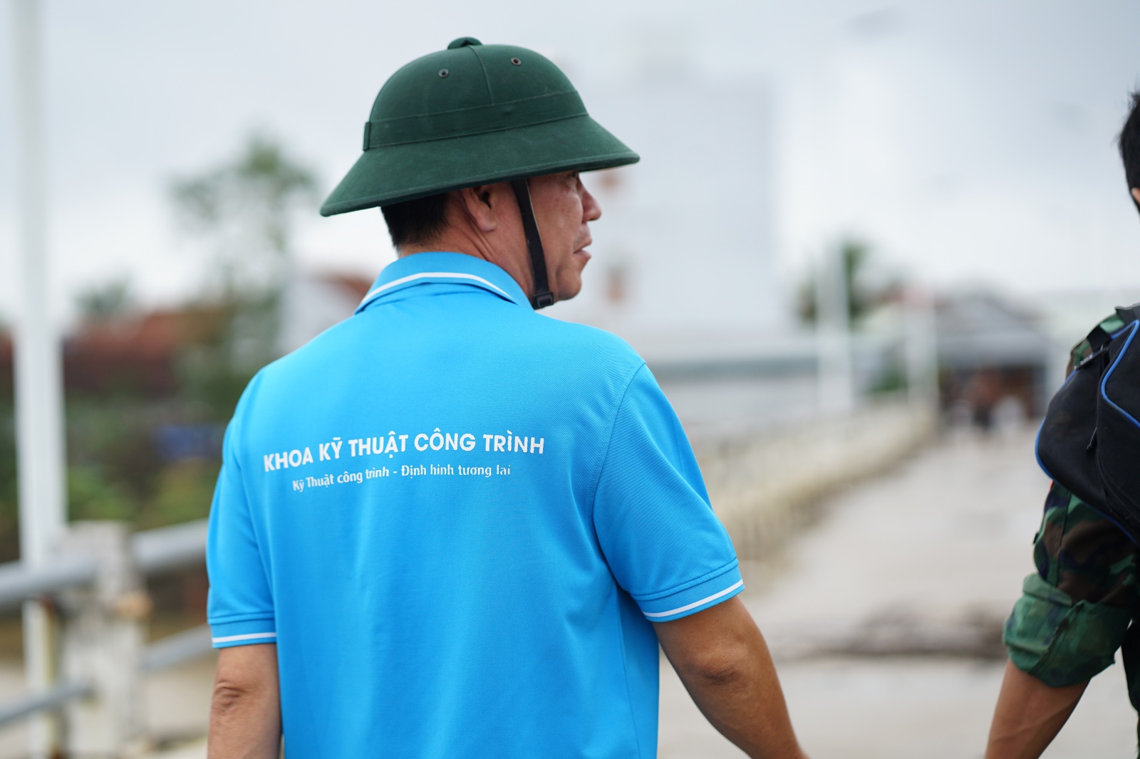 Tang thuơng cảnh 3 anh em mồ côi vì tin đồn vỡ đập: "Em đã khóc cạn nước mắt trên đường chạy xe về"- Ảnh 5.