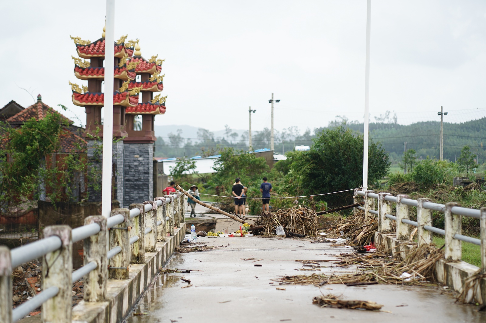 Tang thuơng cảnh 3 anh em mồ côi vì tin đồn vỡ đập: "Em đã khóc cạn nước mắt trên đường chạy xe về"- Ảnh 1.