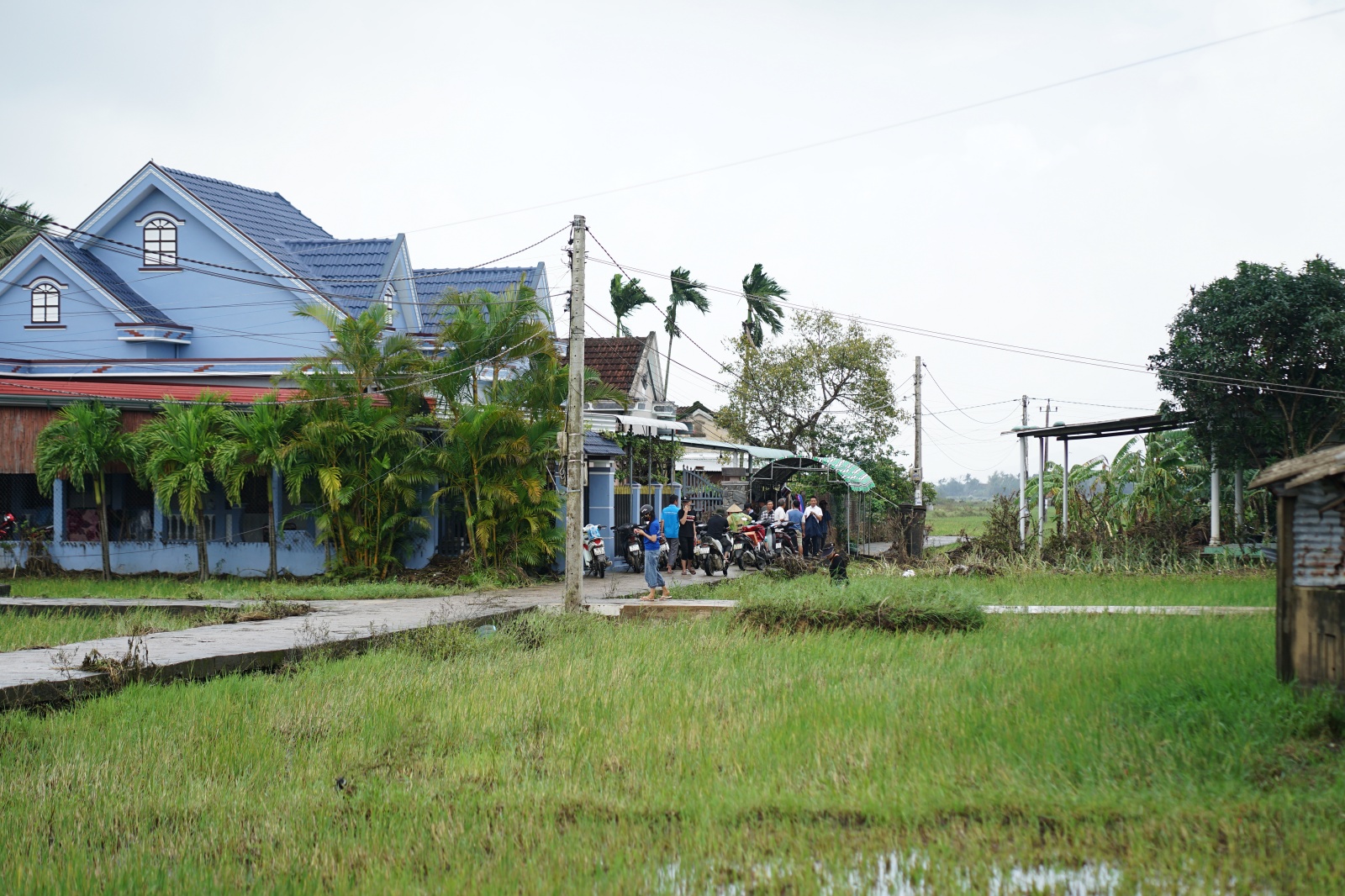 Tang thuơng cảnh 3 anh em mồ côi vì tin đồn vỡ đập: "Em đã khóc cạn nước mắt trên đường chạy xe về"- Ảnh 4.