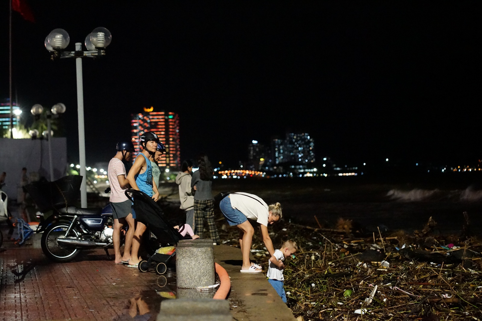 Cảnh tượng không thể tin nổi dọc bãi biển đẹp nhất Nha Trang- Ảnh 7. Cảnh tượng không thể tin nổi dọc bãi biển đẹp nhất Nha Trang- Ảnh 7.