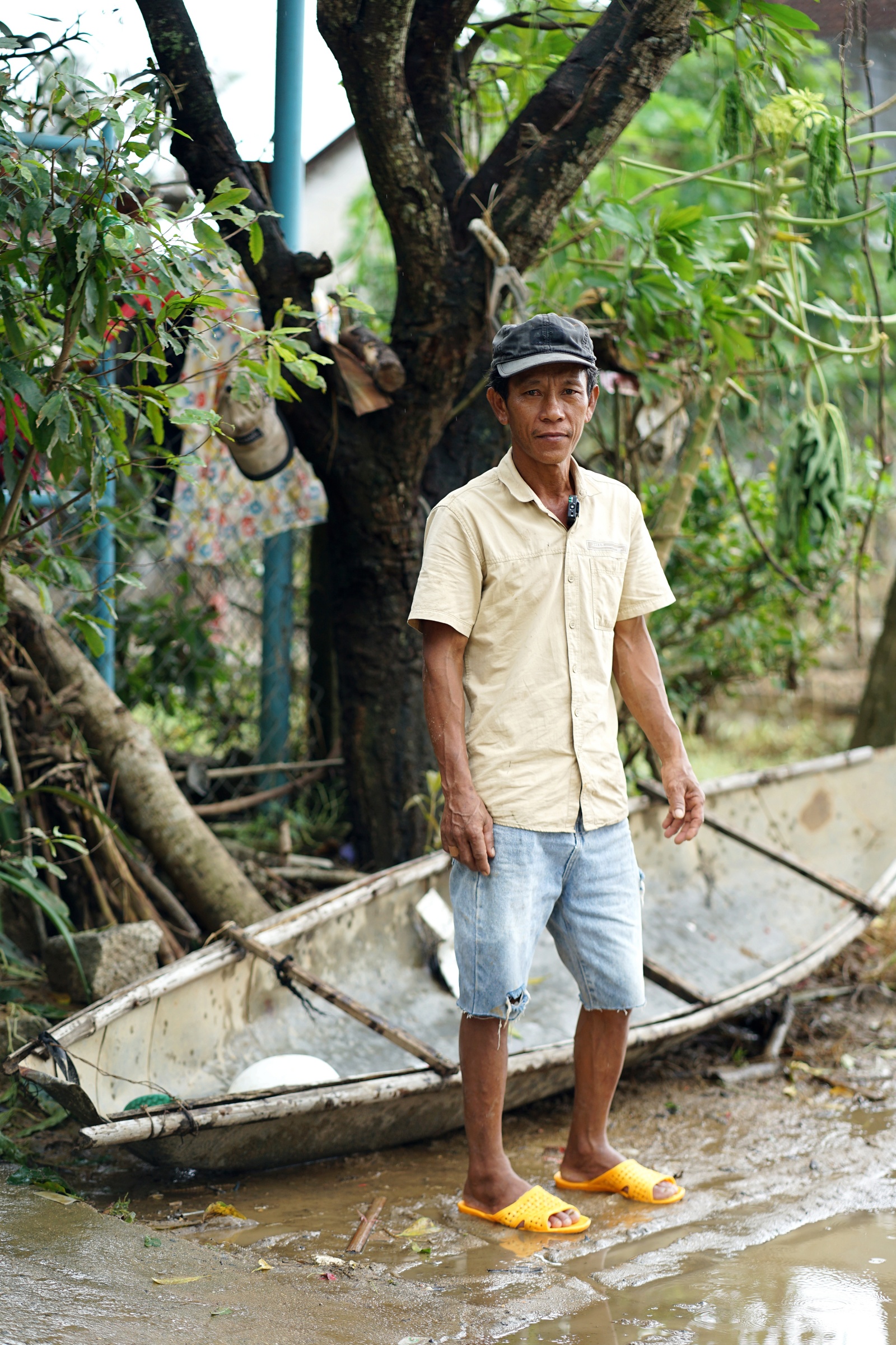 Nhóm "người hùng" đập mái ngói, dùng xuồng nhôm cứu gần 60 người giữa lũ dữ- Ảnh 8. Nhóm "người hùng" đập mái ngói, dùng xuồng nhôm cứu gần 60 người giữa lũ dữ- Ảnh 8.