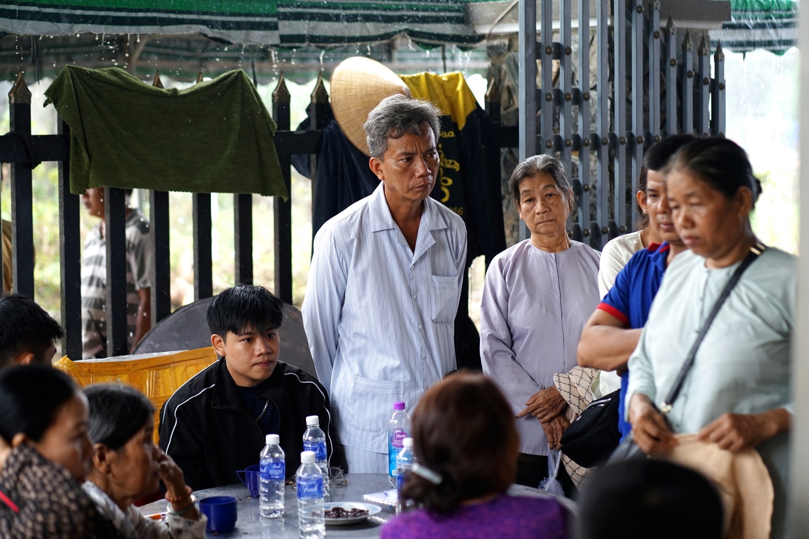 Tang thuơng cảnh 3 anh em mồ côi vì tin đồn vỡ đập: "Em đã khóc cạn nước mắt trên đường chạy xe về"- Ảnh 6.