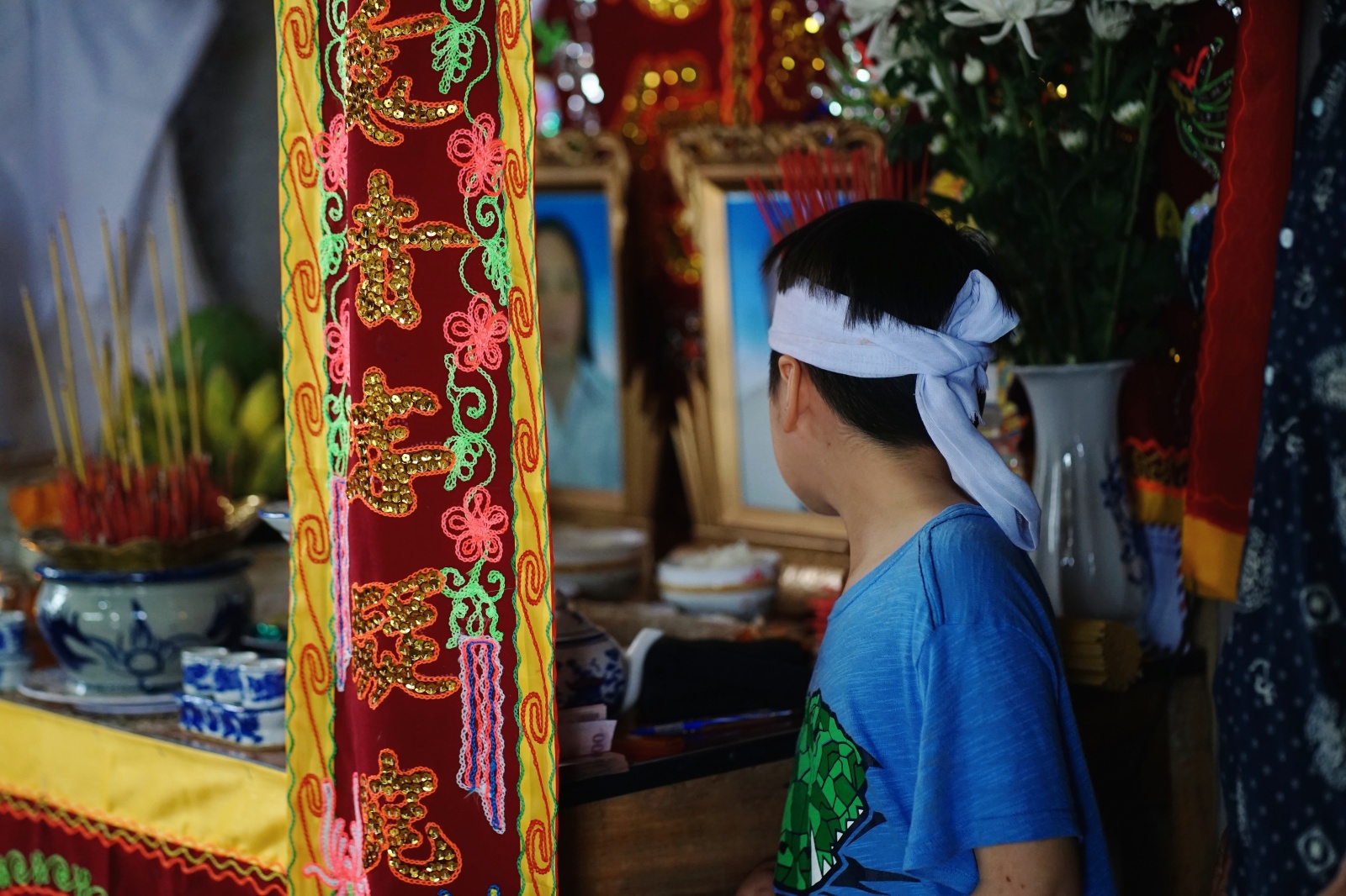 Tang thuơng cảnh 3 anh em mồ côi vì tin đồn vỡ đập: "Em đã khóc cạn nước mắt trên đường chạy xe về"- Ảnh 9.