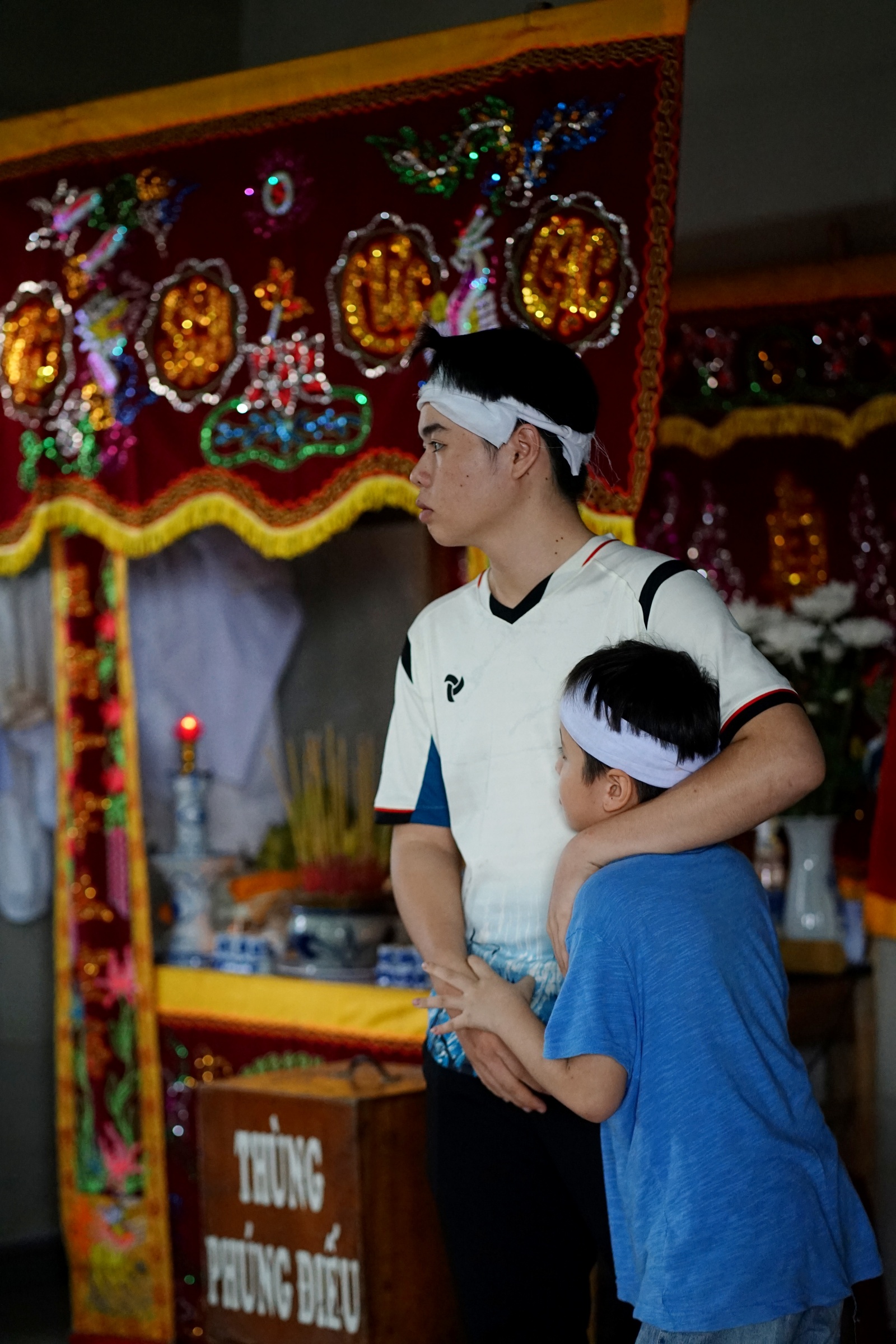 Tang thuơng cảnh 3 anh em mồ côi vì tin đồn vỡ đập: "Em đã khóc cạn nước mắt trên đường chạy xe về"- Ảnh 8.