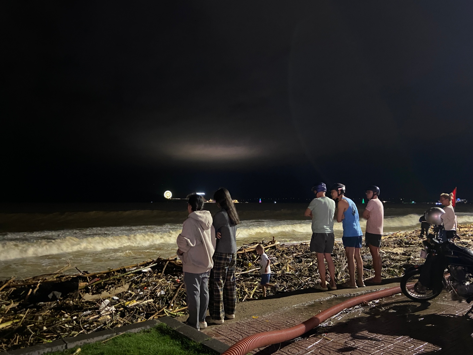 Cảnh tượng không thể tin nổi dọc bãi biển đẹp nhất Nha Trang- Ảnh 6. Cảnh tượng không thể tin nổi dọc bãi biển đẹp nhất Nha Trang- Ảnh 6.