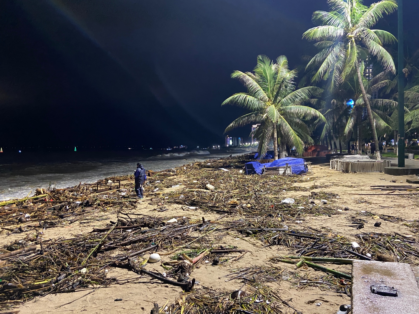 Cảnh tượng không thể tin nổi dọc bãi biển đẹp nhất Nha Trang- Ảnh 2. Cảnh tượng không thể tin nổi dọc bãi biển đẹp nhất Nha Trang- Ảnh 2.