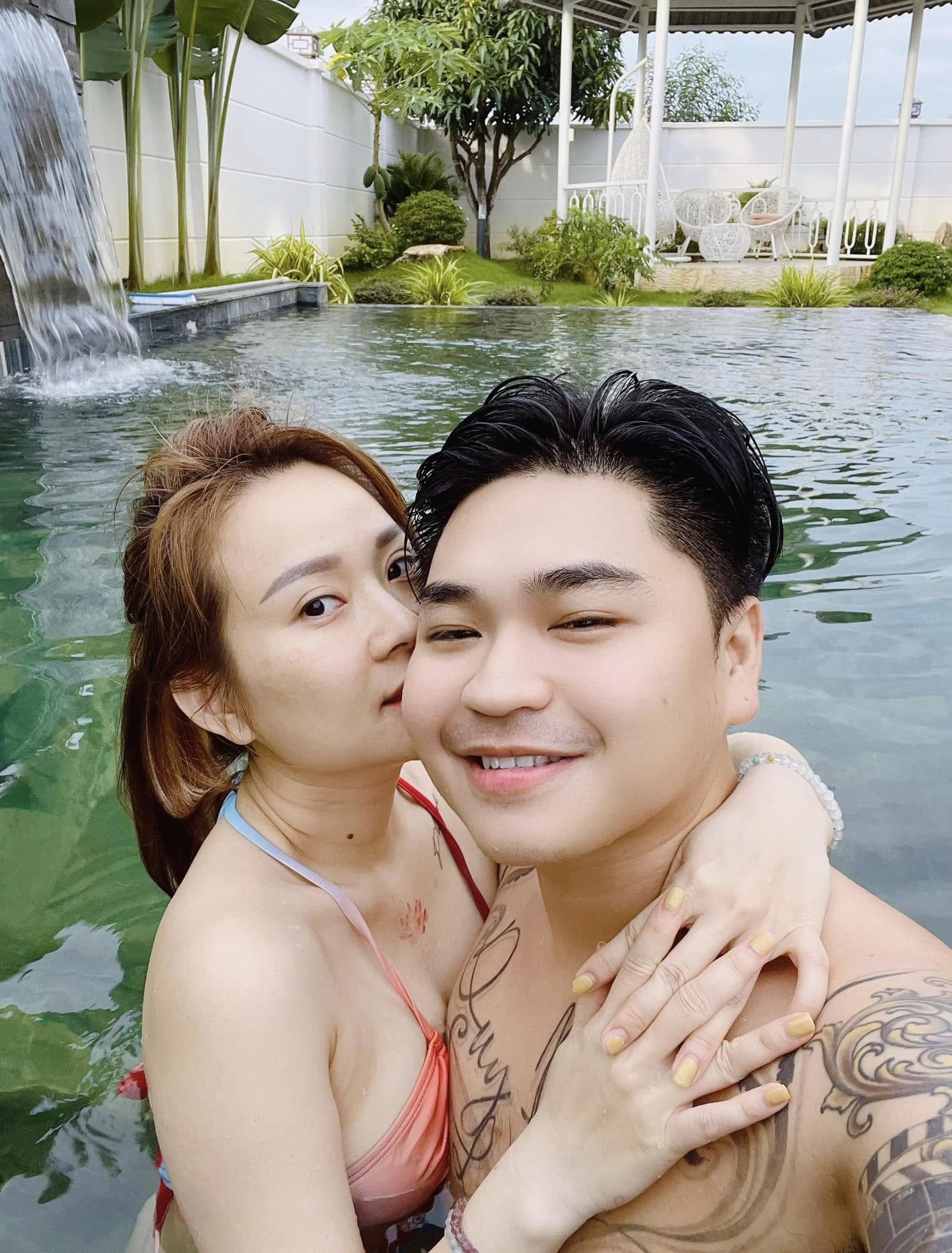 Nhan sắc vợ hơn 8 tuổi, có 2 con riêng của nam ca sĩ Việt có tiếng- Ảnh 2.