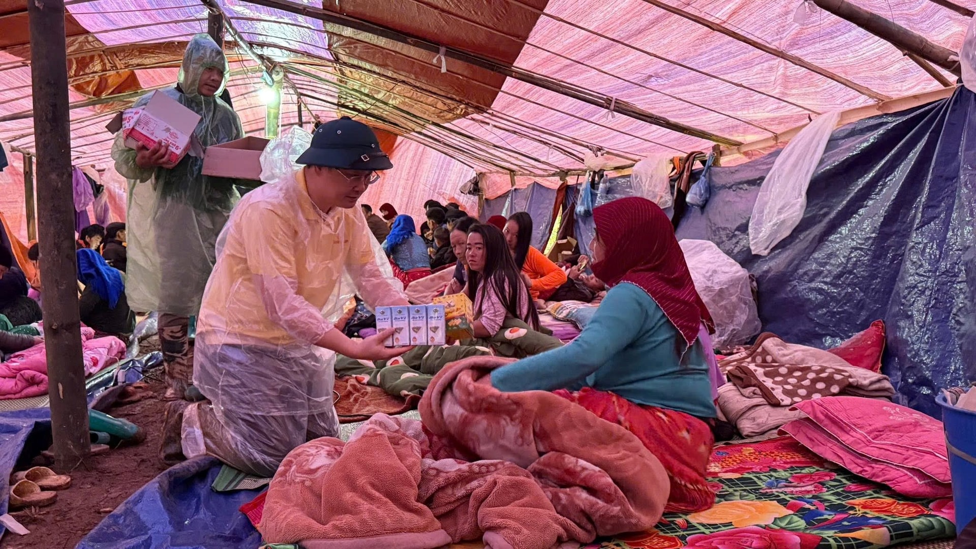 Nóng: Vingroup hỗ trợ khẩn cấp thêm 500 tỷ khắc phục hậu quả bão lũ, Quỹ Thiện Tâm đã đến hiện trường- Ảnh 1.