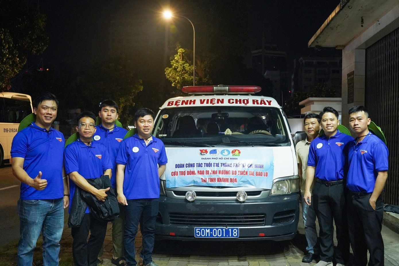 Nhiều bác sĩ ở TPHCM xuyên đêm vào tâm lũ dữ cứu dân- Ảnh 1.