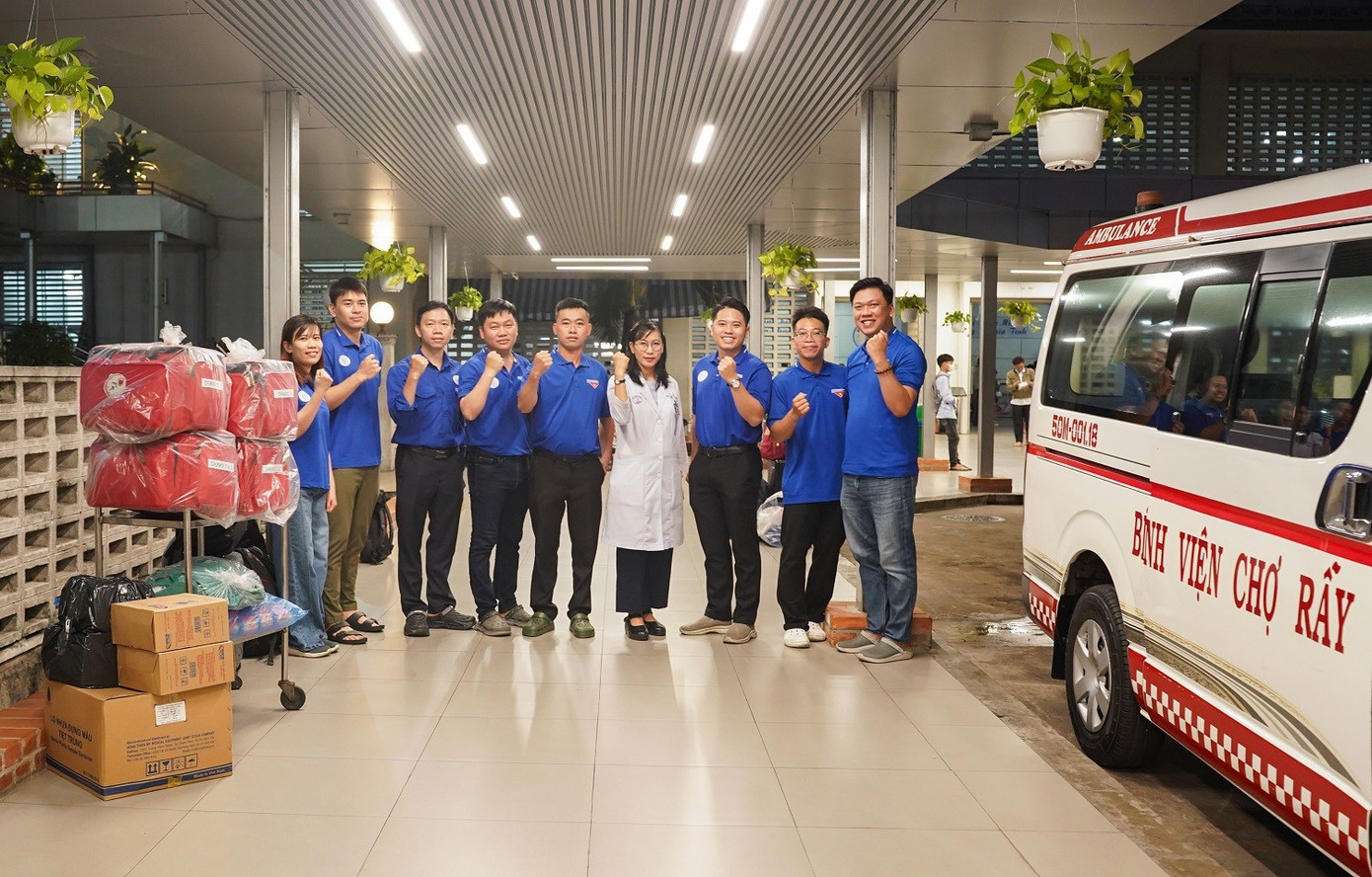 Nhiều bác sĩ ở TPHCM xuyên đêm vào tâm lũ dữ cứu dân- Ảnh 4.