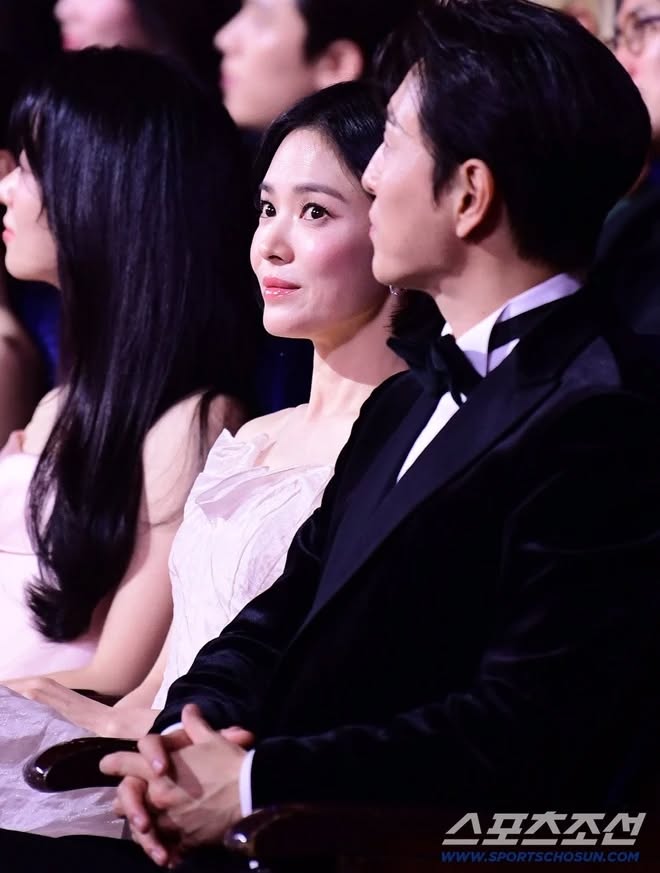 Song Hye Kyo lướt qua ống kính cũng gây thương nhớ vì dáng săn mảnh, da mọng collagen: Bí quyết gói gọn trong 3 thực phẩm, 1 loại nước rẻ bèo của người Việt- Ảnh 2.