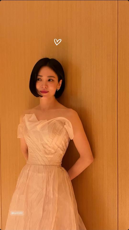 Song Hye Kyo lướt qua ống kính cũng gây thương nhớ vì dáng săn mảnh, da mọng collagen: Bí quyết gói gọn trong 3 thực phẩm, 1 loại nước rẻ bèo của người Việt- Ảnh 5.