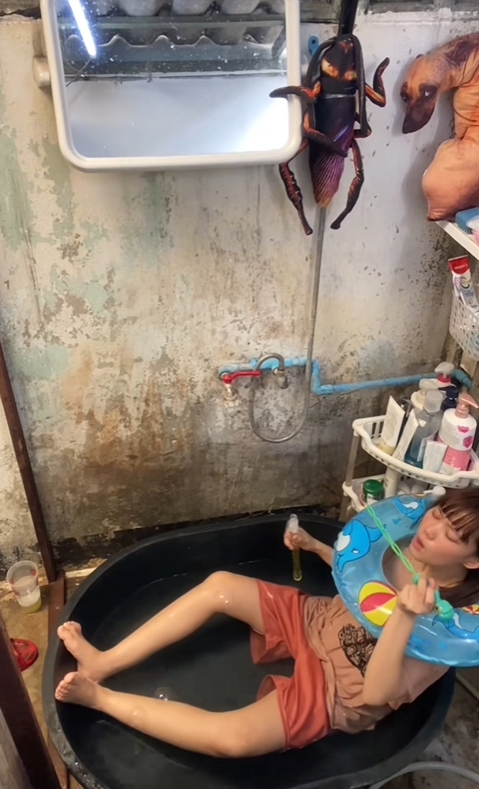 Cuộc sống kì lạ trong toilet 5m2 hút hàng triệu người- Ảnh 10.