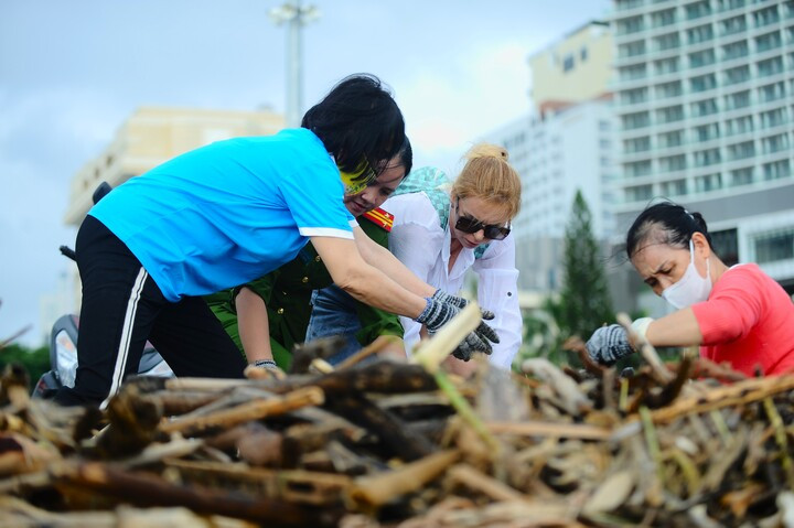 Những lần khách Tây "đi tour" dọn dẹp đặc biệt khi du lịch Việt Nam: Đều có 1 đặc điểm chung- Ảnh 1.