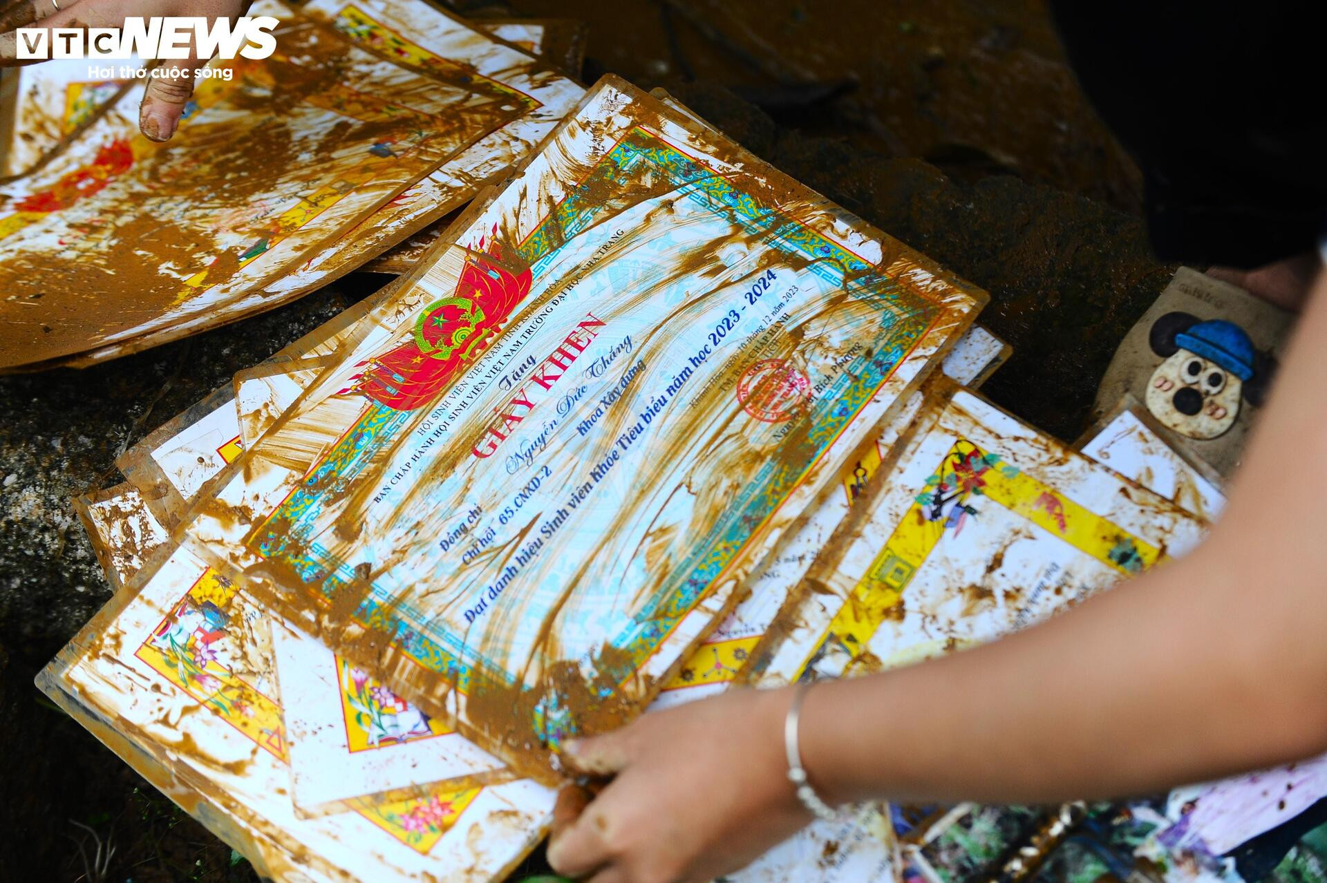 Những hình ảnh nhói lòng nơi rốn lũ Hòa Thịnh- Ảnh 21.