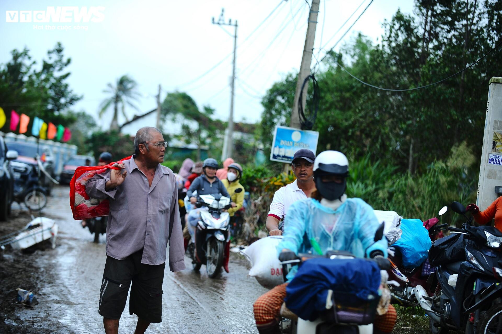 Những hình ảnh nhói lòng nơi rốn lũ Hòa Thịnh- Ảnh 20.