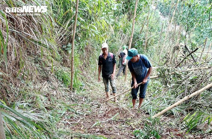 Cận cảnh đường đứt gãy tạo hố sâu 35m, cả thôn ở Quảng Ngãi bị chia cắt- Ảnh 6.